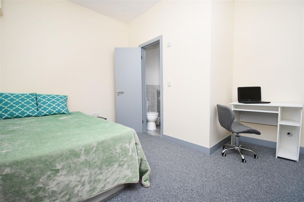 Property photo 1 of 16 10 Renshaw #14.Jpg
