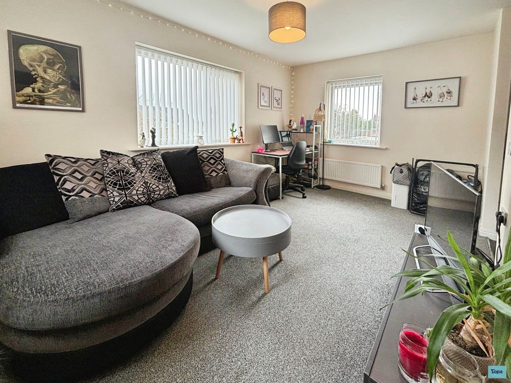 Property photo 3 of 12 Lounge