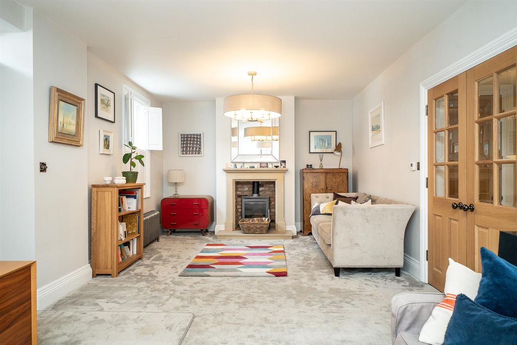 Property photo 2 of 38 20-Queen-Street-1020.Jpg