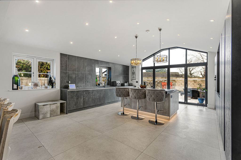 Property photo 2 of 29