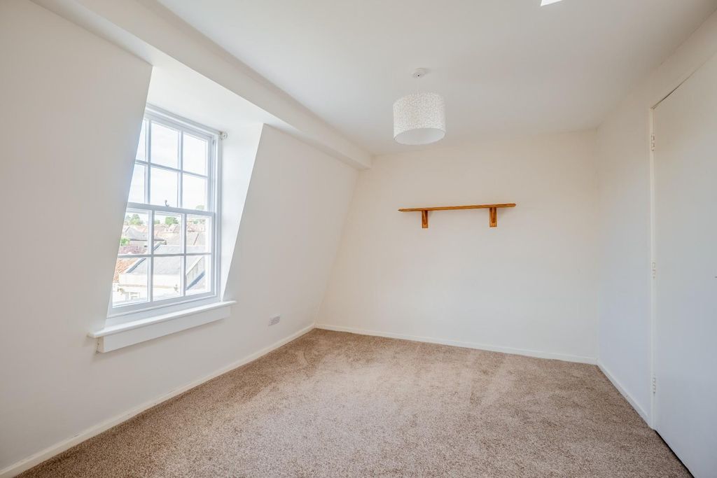 Property photo 3 of 14 Top Floor Flat 13 Lambridge Place BA1 6Ru-8.Jpg