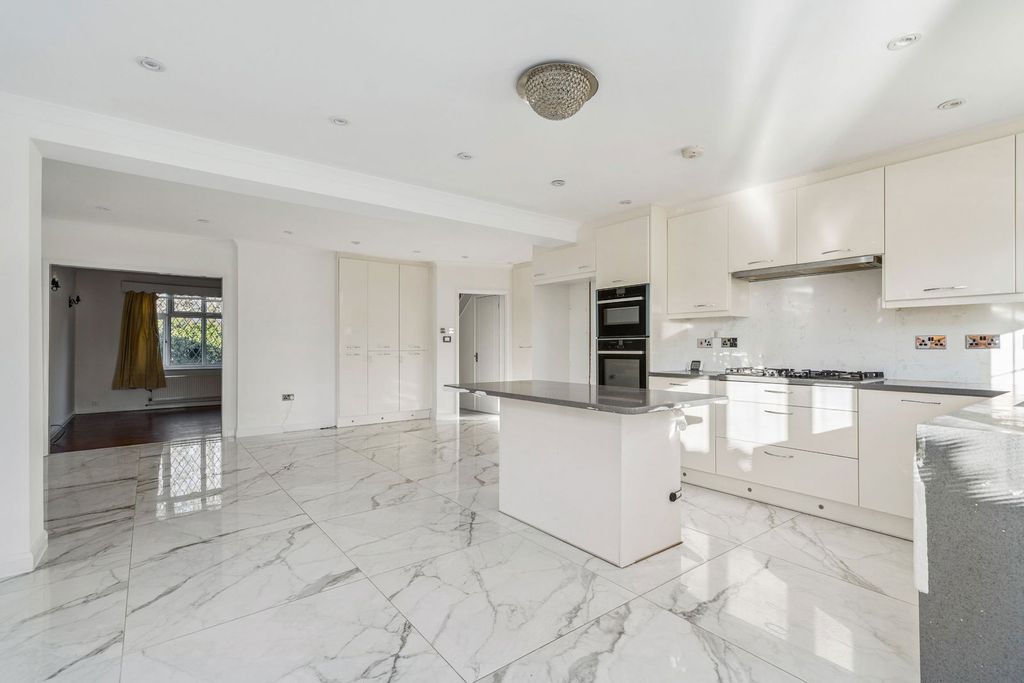 Property photo 2 of 22