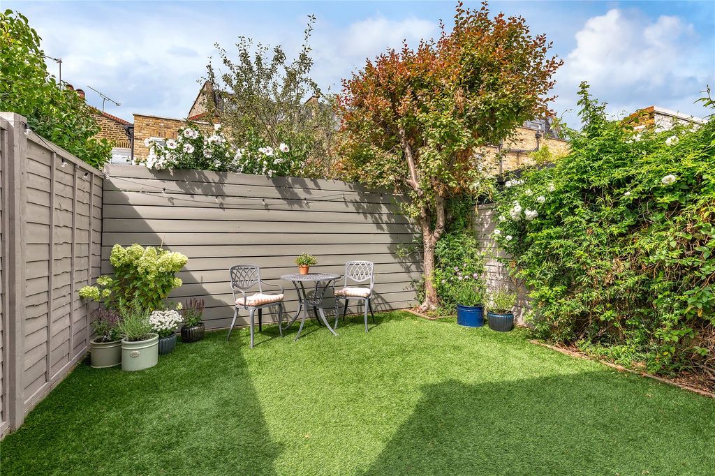Property photo 2 of 11 Garden