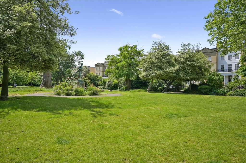 Property photo 2 of 19 Garden Square
