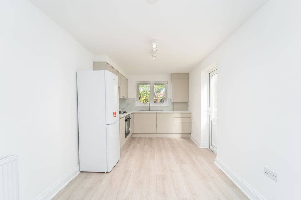 Property photo 3 of 10 Mba09161-Edit
