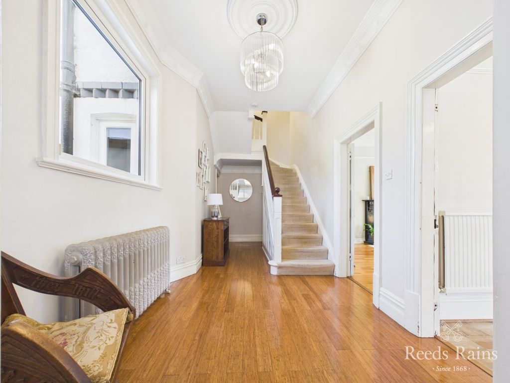 Property photo 3 of 32 Entrance Hall