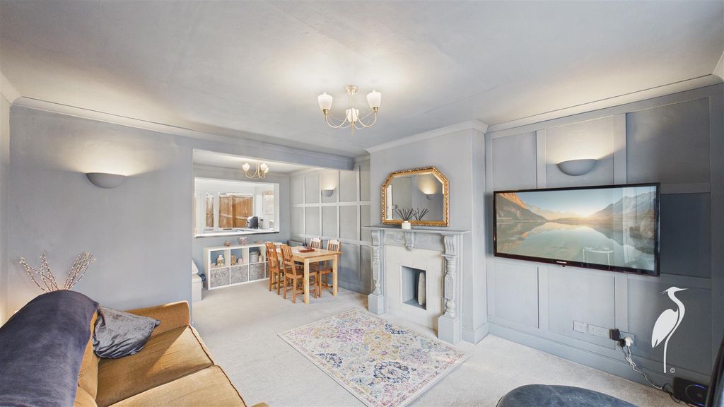 Property photo 3 of 26 Lounge