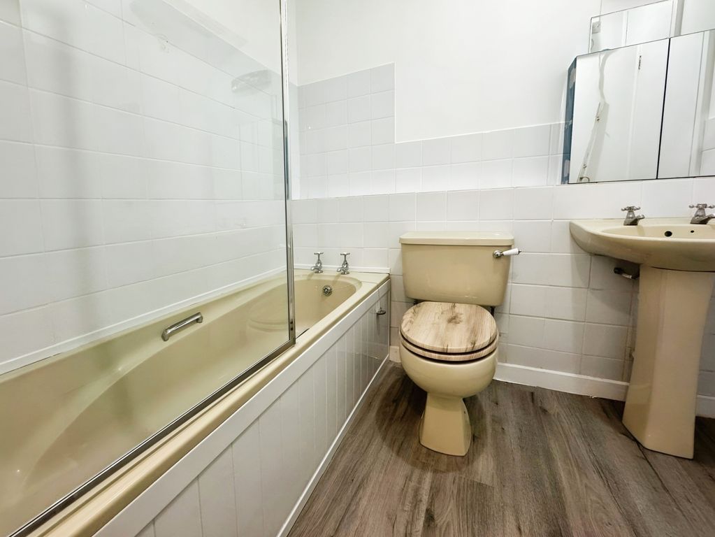 Property photo 2 of 9 Bathroom