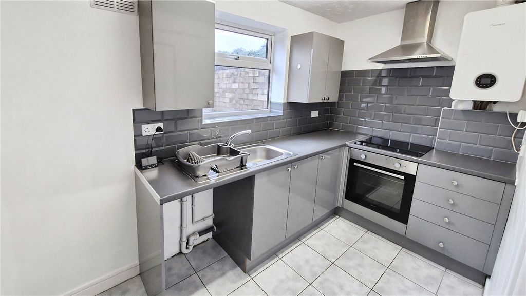 Property photo 3 of 9 Kitchen