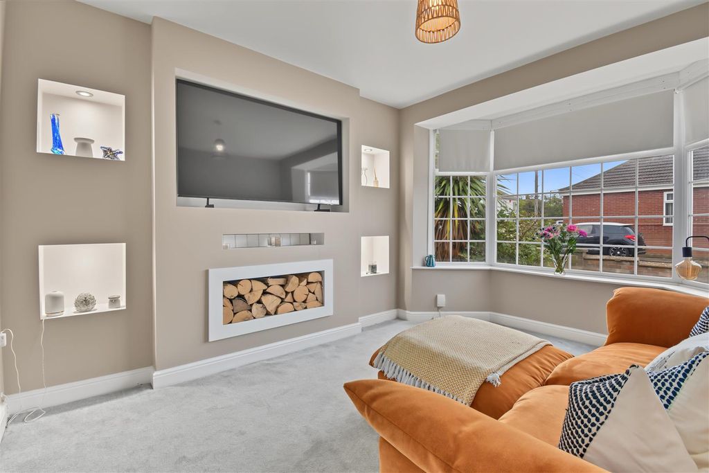Property photo 3 of 14 Lounge