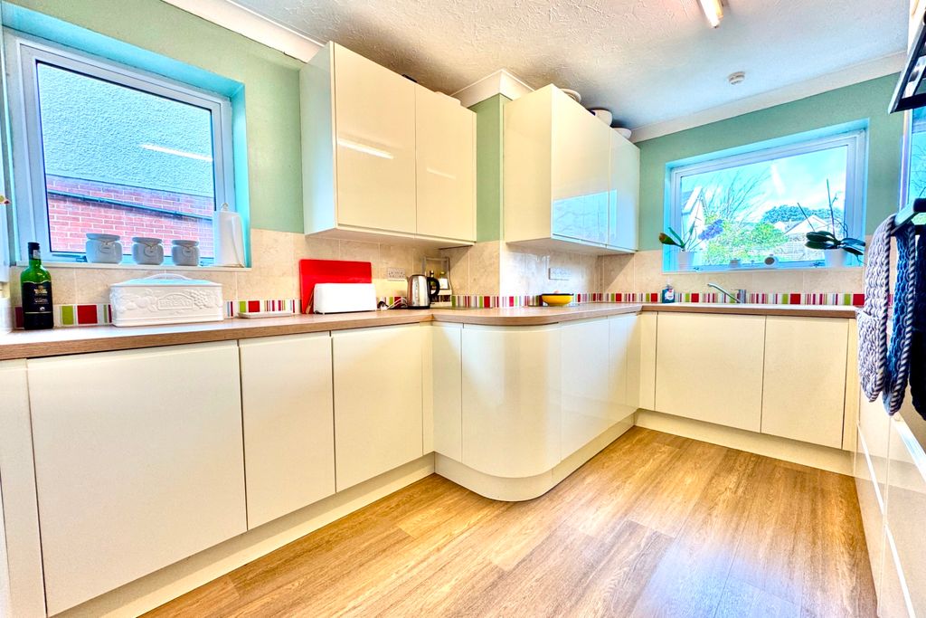 Property photo 3 of 19 Kitchen