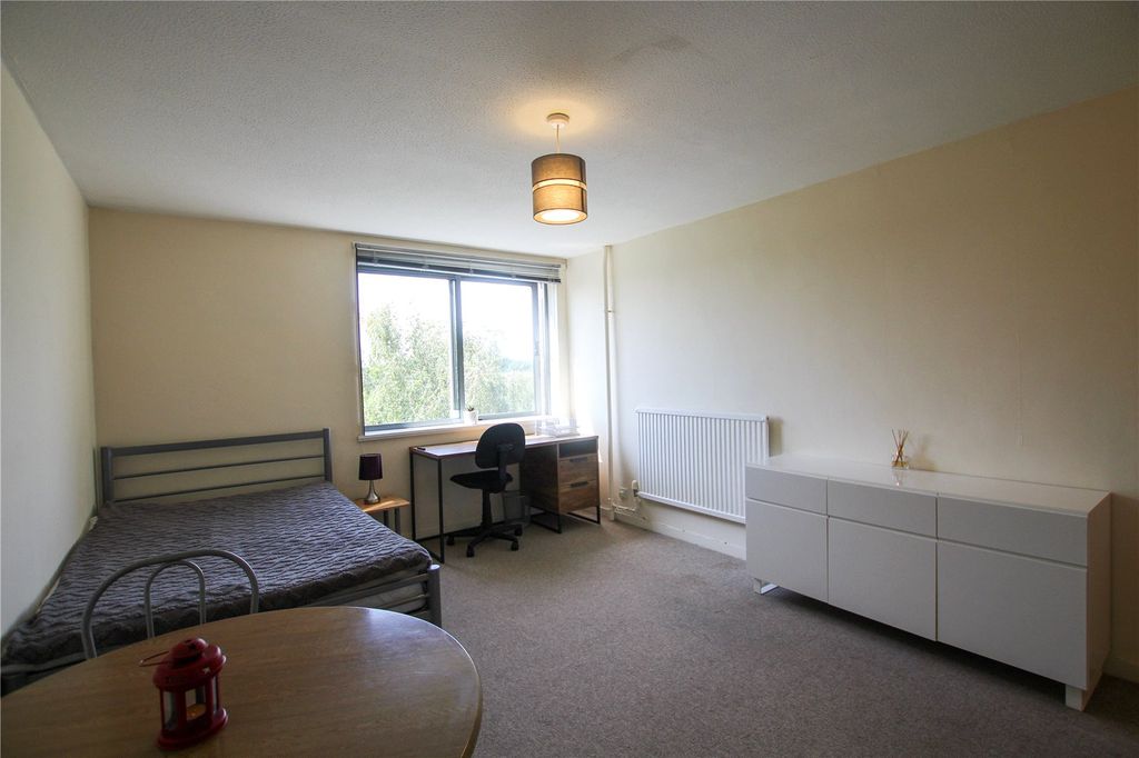 Property photo 3 of 10 Bed/ Sitting Room.