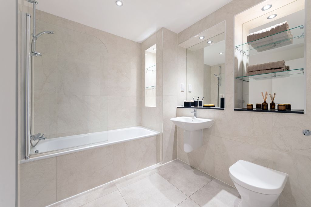 Property photo 3 of 18 Bathroom