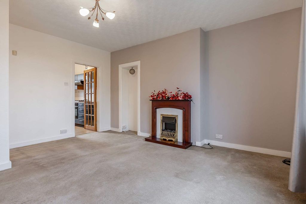 Property photo 3 of 18 Living Room