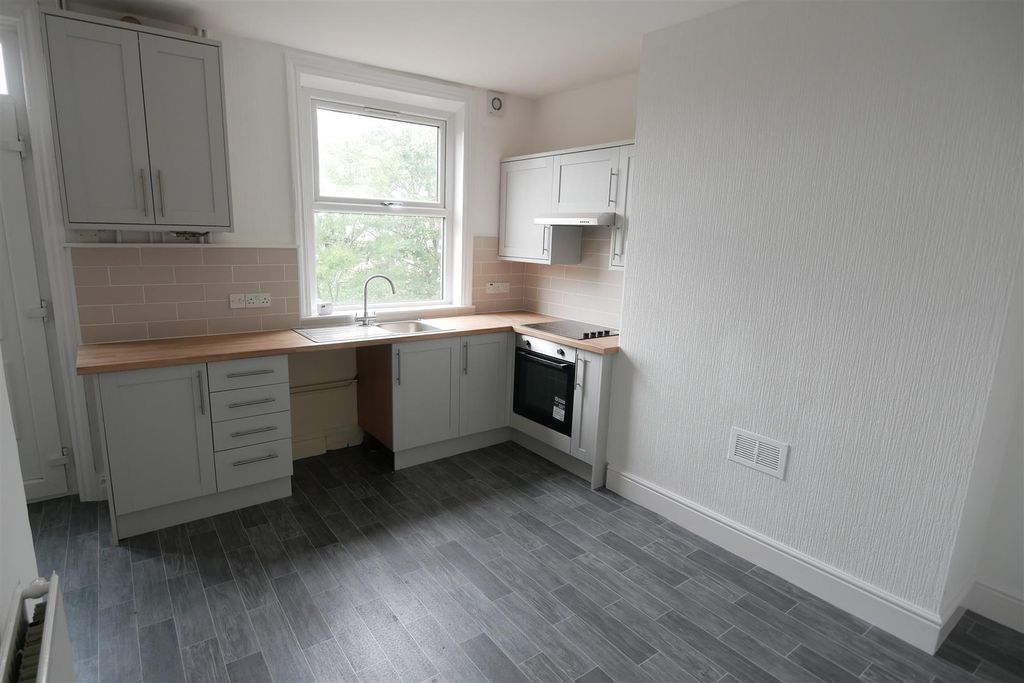 Property photo 3 of 9 Kitchen