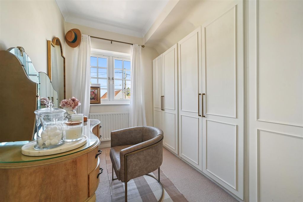 Property photo 3 of 18 Dressing Room