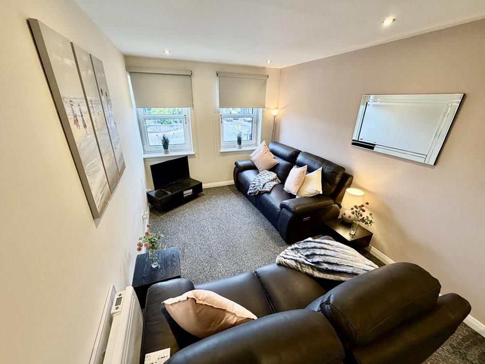 Property photo 3 of 9 Lounge 5
