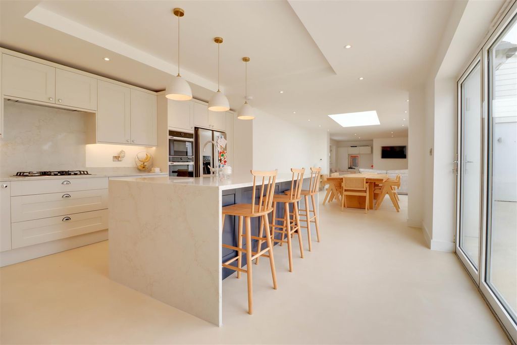 Property photo 3 of 26 Sugden Avenue New-39.Jpg