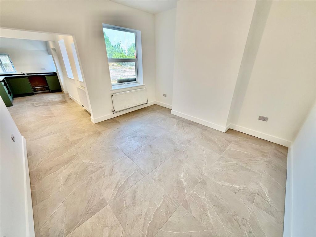 Property photo 3 of 11 Dining Room