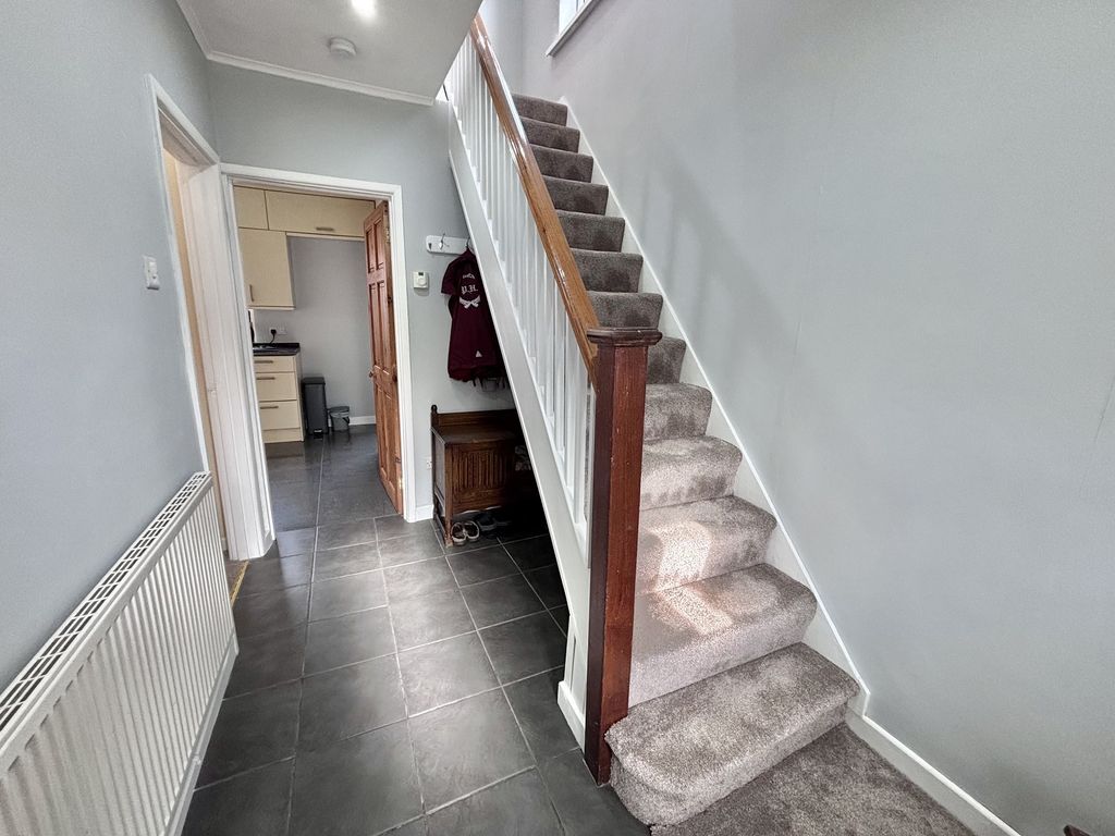 Property photo 3 of 11 Entrance Hall