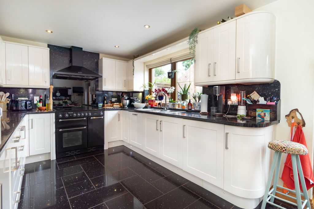 Property photo 3 of 33 Kitchen