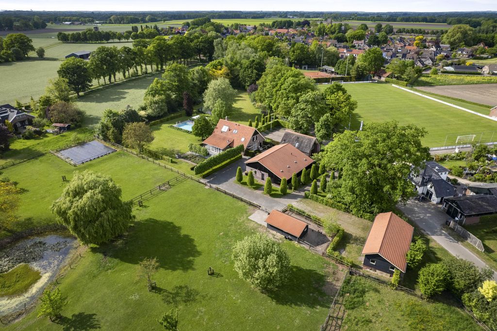 Property photo 2 of 107