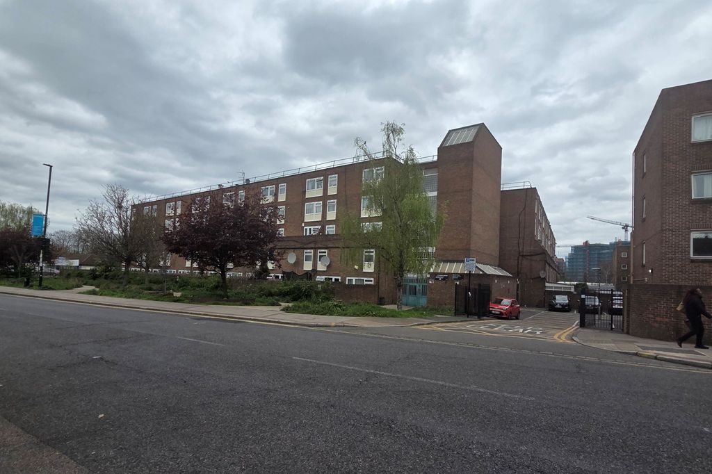 Property photo 2 of 2 Flat 3, Gavin House, 25 Plumstead High Street, London Se18 1Sp