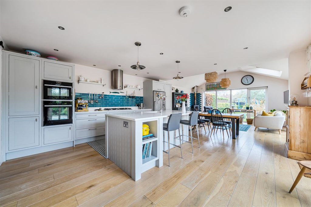 Property photo 2 of 25 Kitchen