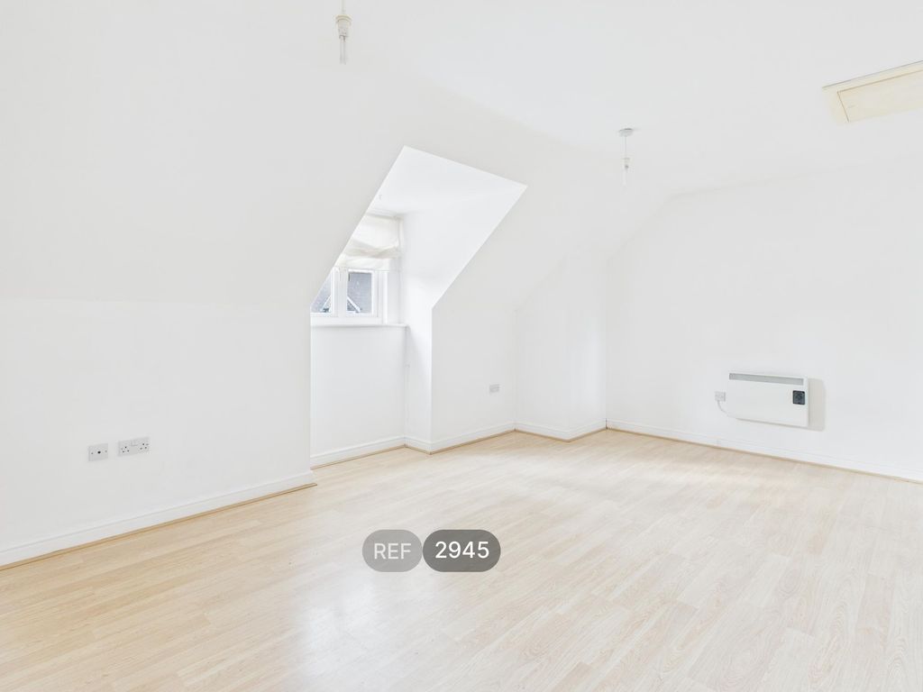 Property photo 3 of 10 Bedroom