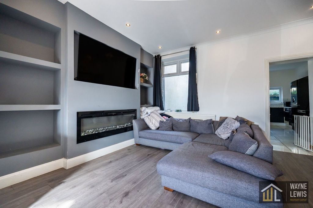 Property photo 2 of 28