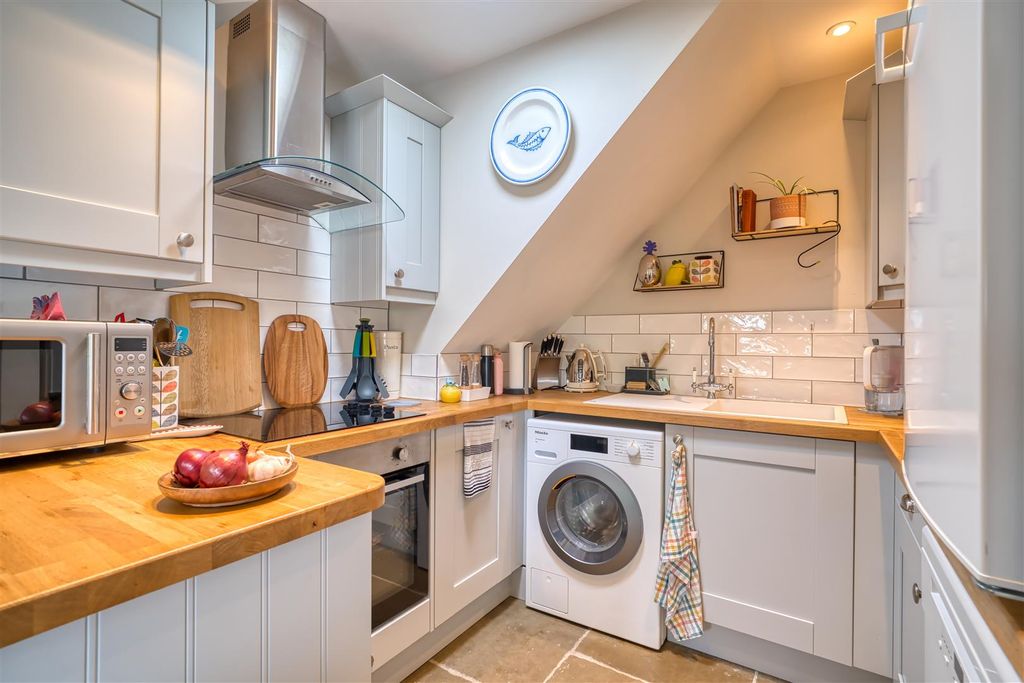 Property photo 2 of 10 Kitchen