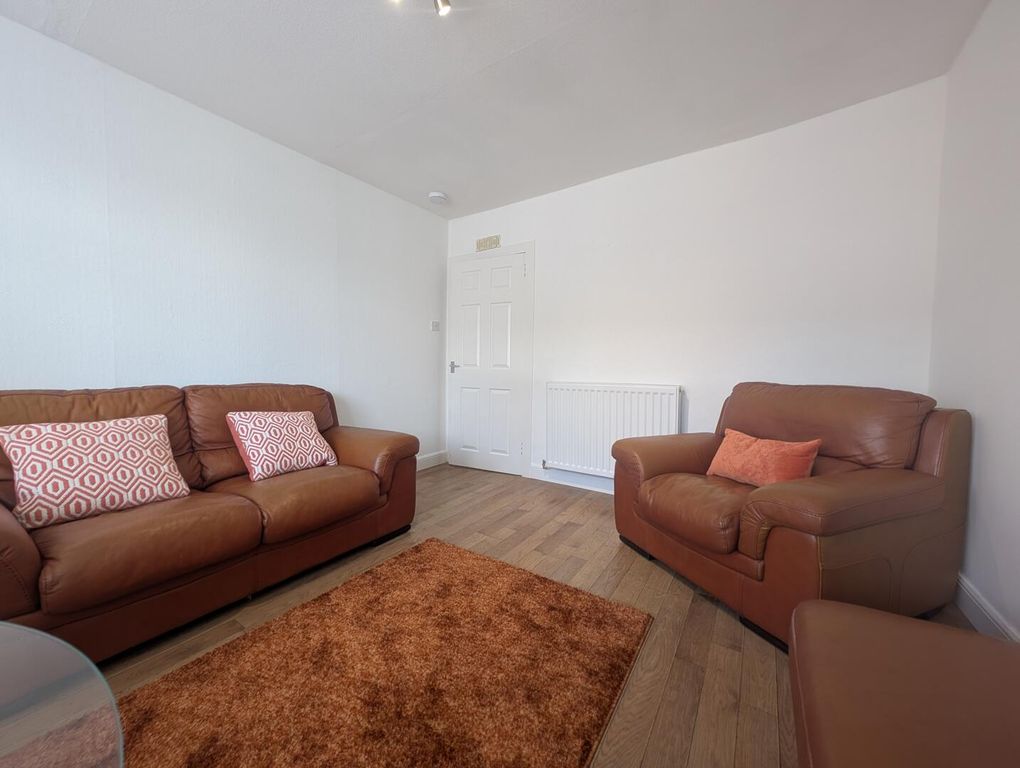 Property photo 1 of 11 Living Room