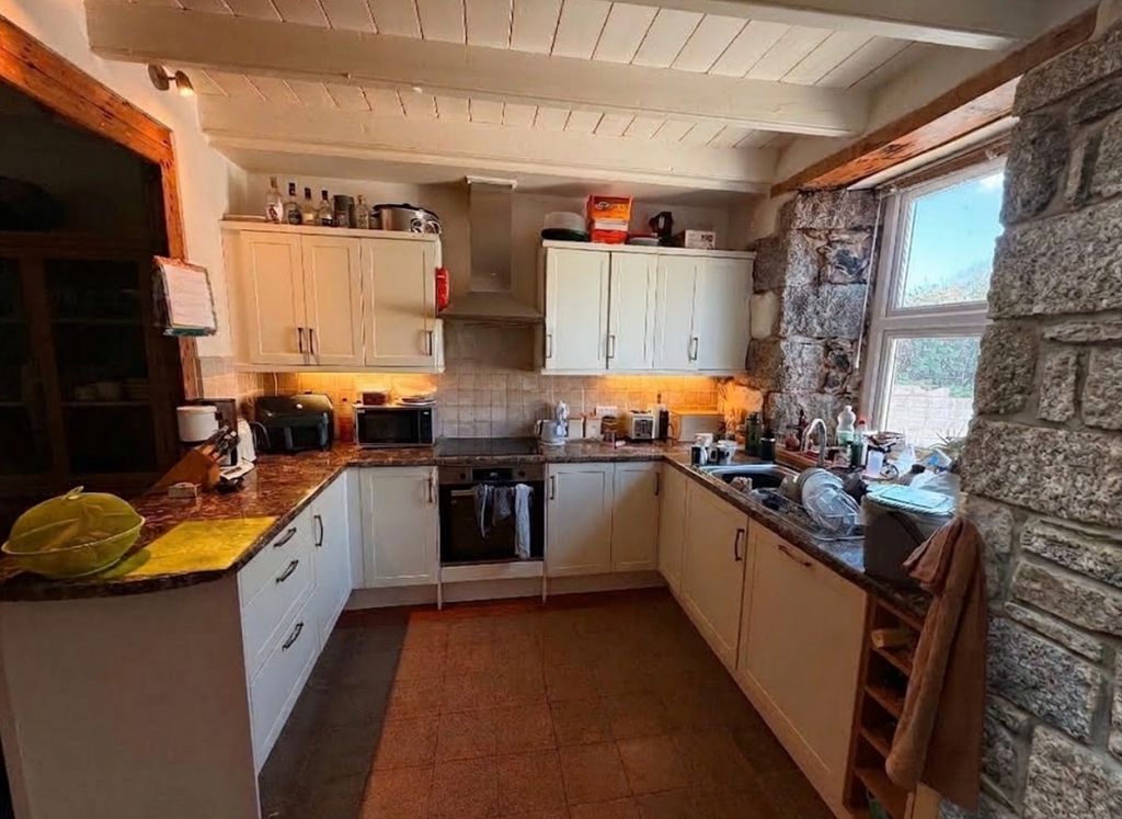 Property photo 3 of 16 Kitchen