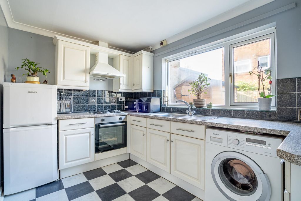 Property photo 3 of 12 Kitchen