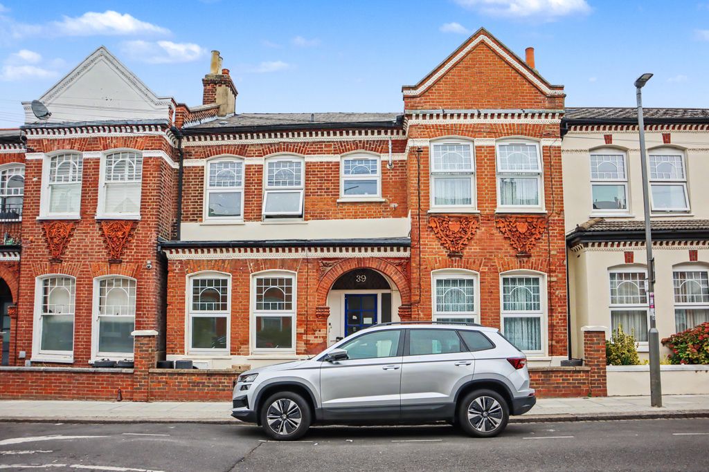 Property photo 1 of 20 Flat 1, 39 Dafforne Road, Tooting, London Sw17 8Ty