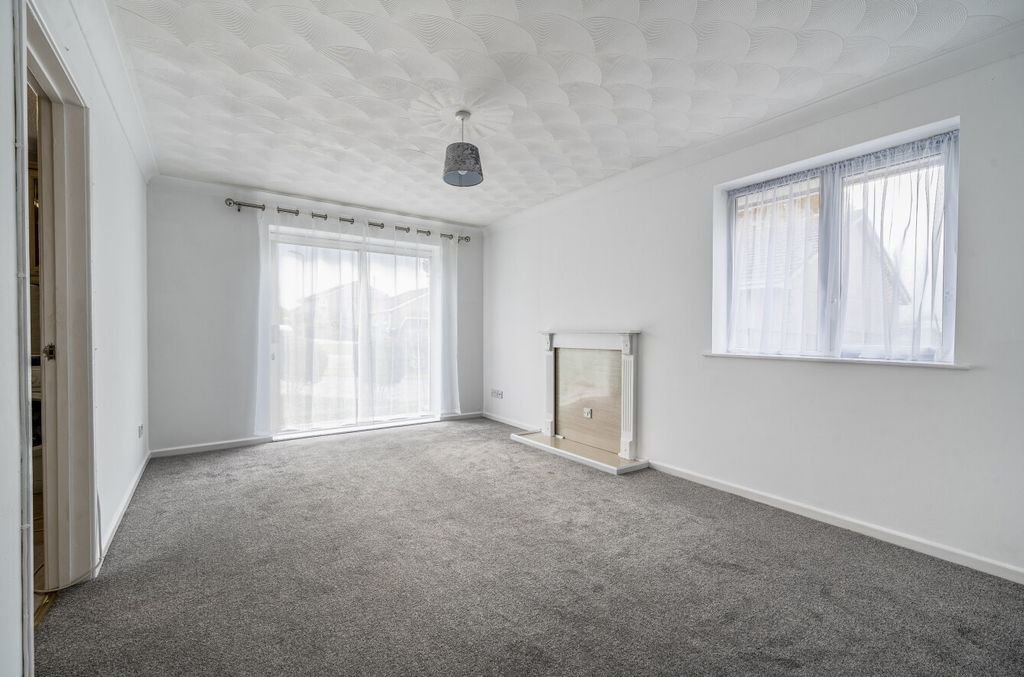 Property photo 3 of 17 Living Room