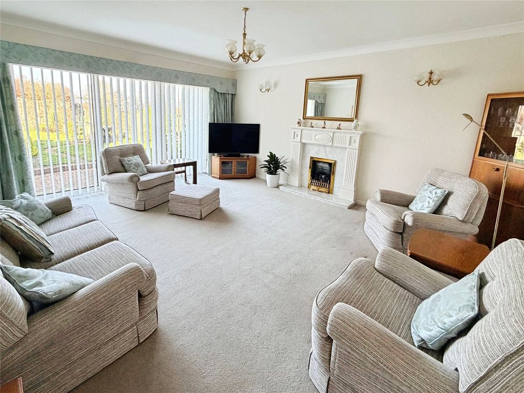 Property photo 2 of 23 Lounge