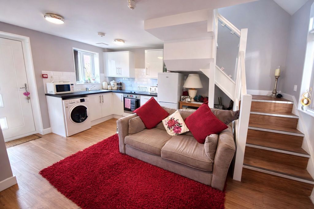 Property photo 2 of 8 Photo 4