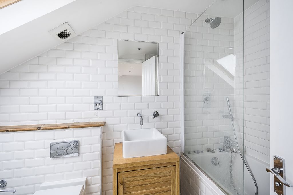 Property photo 2 of 10 Bathroom