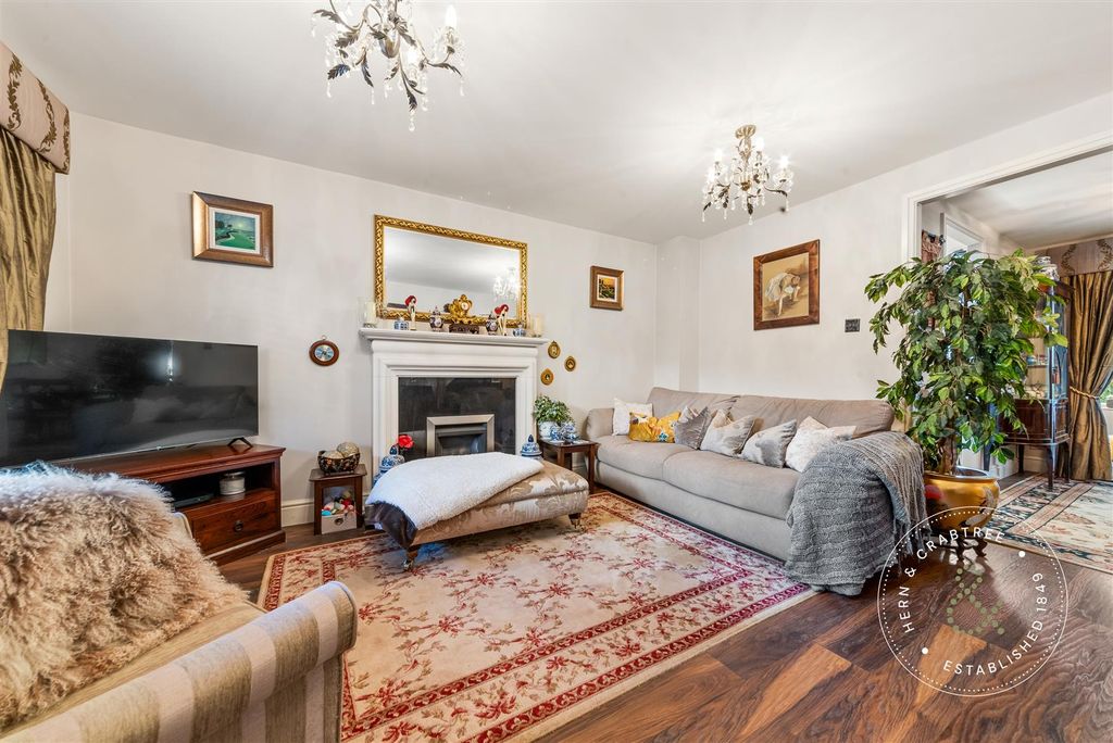 Property photo 2 of 27 Canopus-Close-03.Jpg