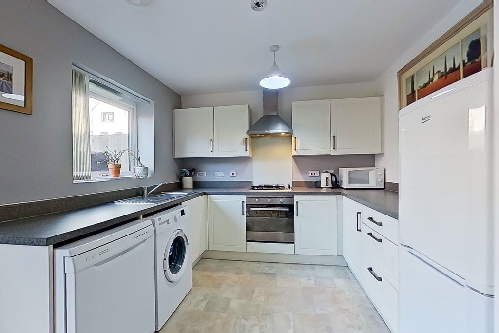 Property photo 2 of 40