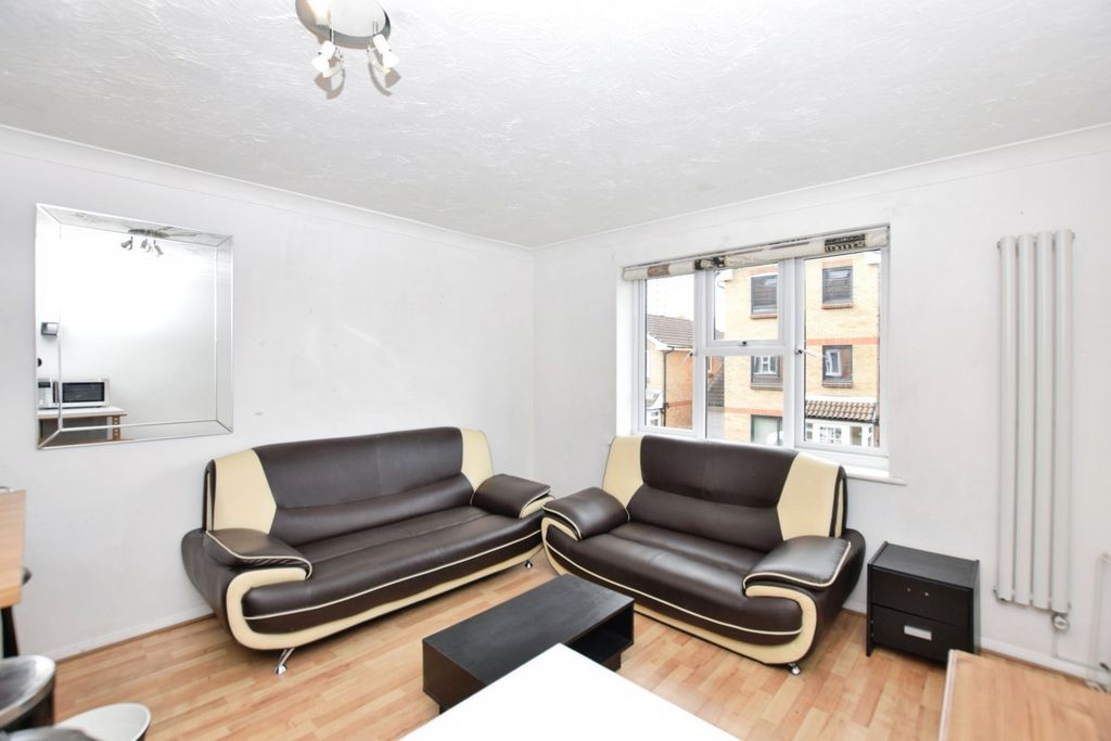 Property photo 2 of 11 Lounge