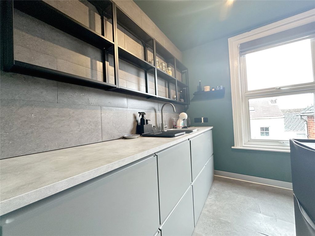 Property photo 2 of 7 Kitchen