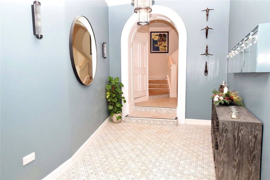 Property photo 2 of 10 Communal Entrance