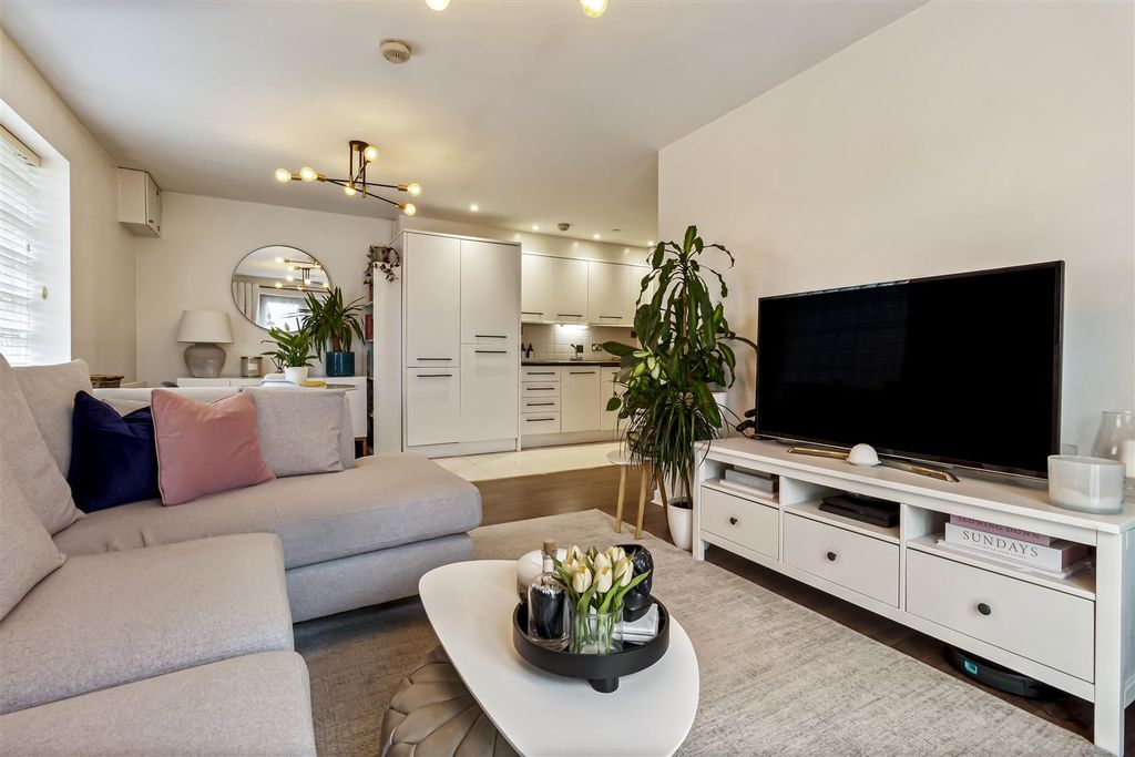 Property photo 2 of 14 4 Anson House-003.Jpg