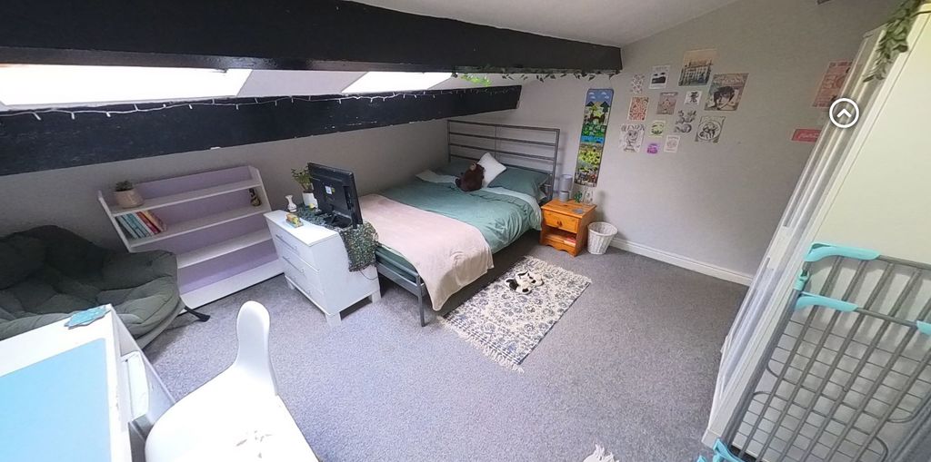 Property photo 1 of 4 Bright, Neatly Kept Bedroom With A Comfortable Dou...