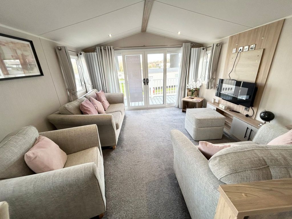 Property photo 1 of 6 - Willerby Lamberhurst For Sale