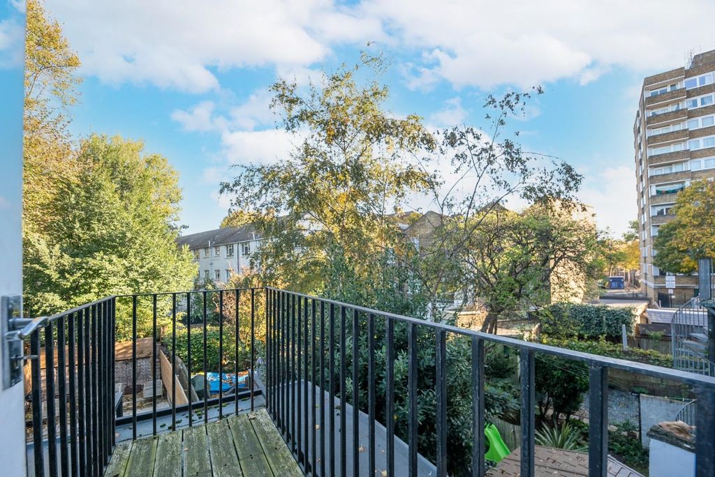 Property photo 3 of 12 Shared Balcony