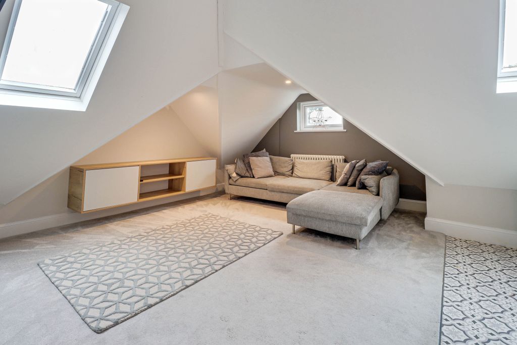 Property photo 2 of 16 Lounge