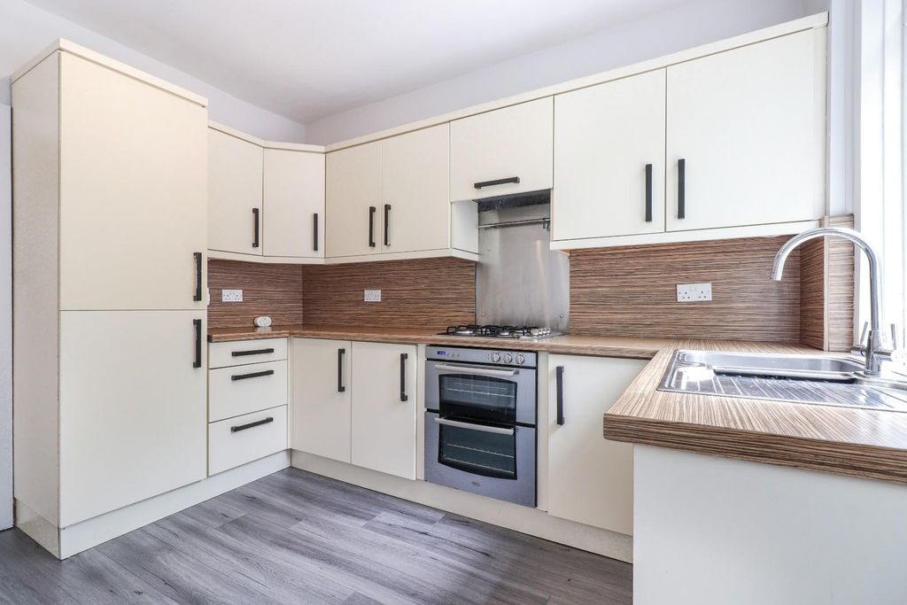 Property photo 2 of 12 9 Hall View 12.Jpg